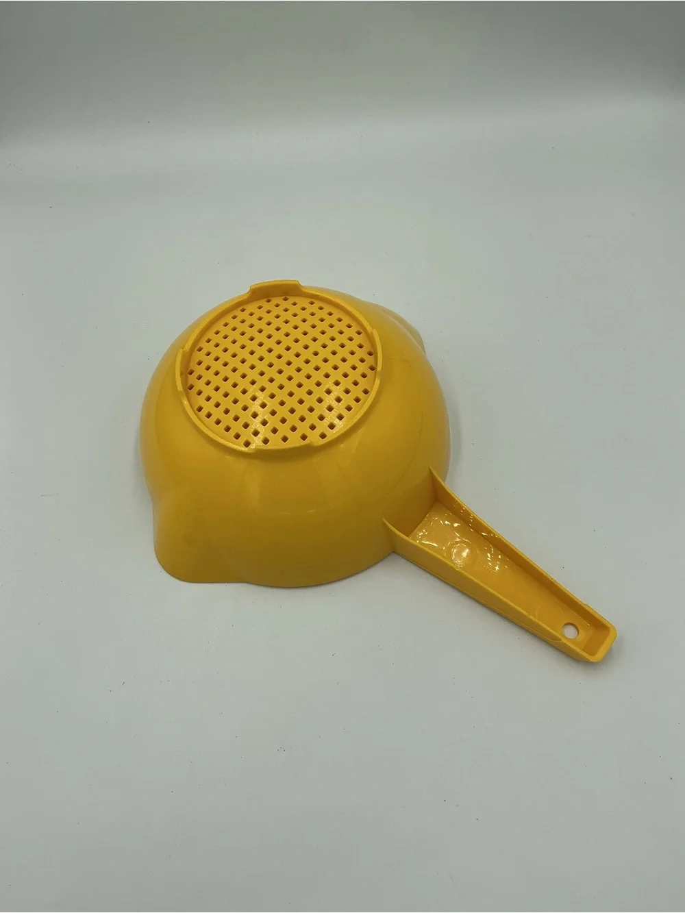 Vintage Tupperware Yellow 1 quart Kitchen Colander Strainer W/Handle 1200